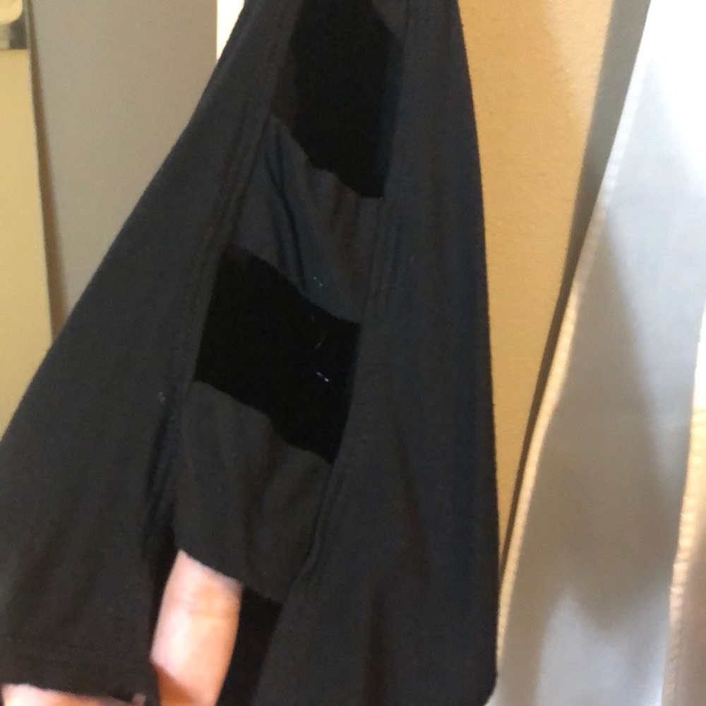 Black T-shirt with cut out shoulders - Picture 2 of 3